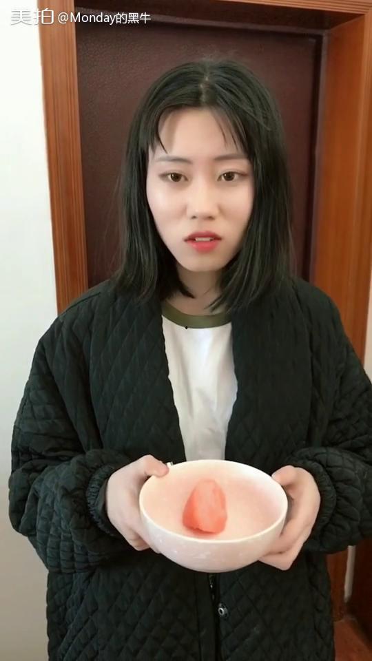 拍女朋友吃瓜,记录女友品尝瓜果的温馨时光