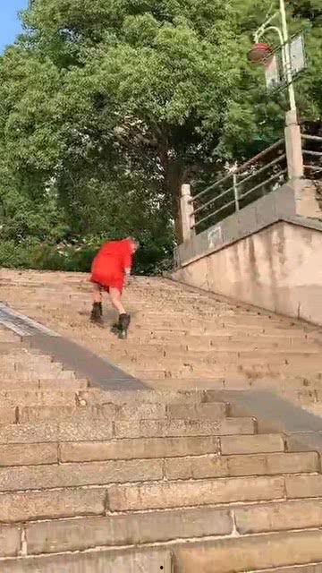 吃瓜群众摔下楼